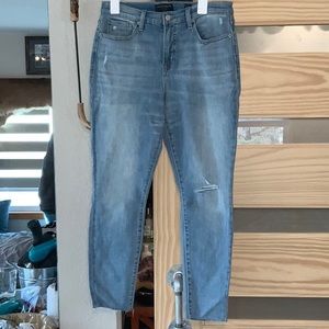 Skinny Ankle jeans. Distressed with knee hole.